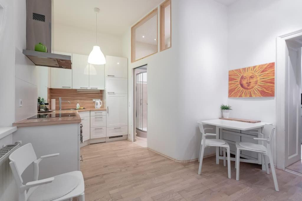 Danube Art Apartments Wenen Buitenkant foto